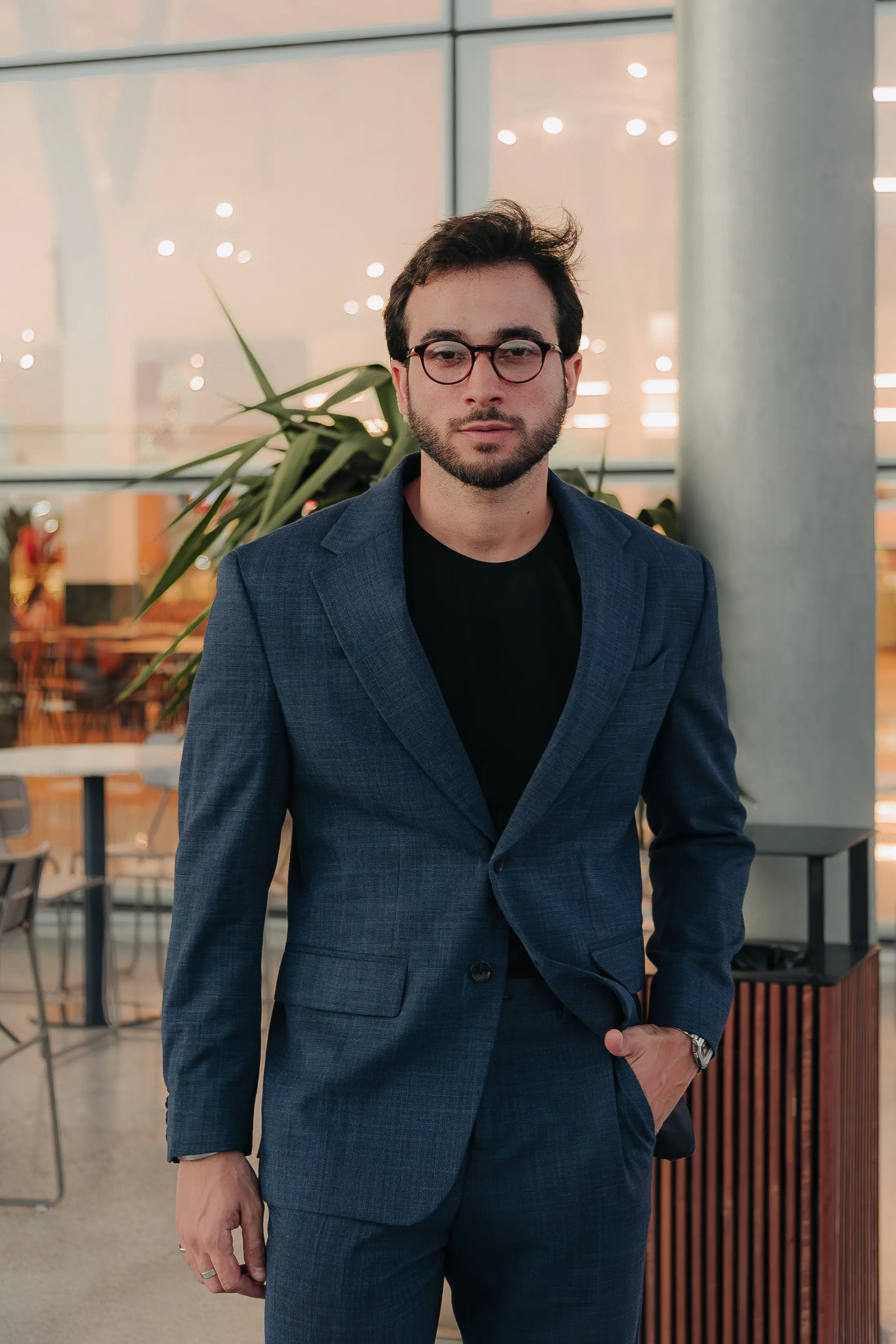 Jader Atila usando traje azul para uma ocasião formal