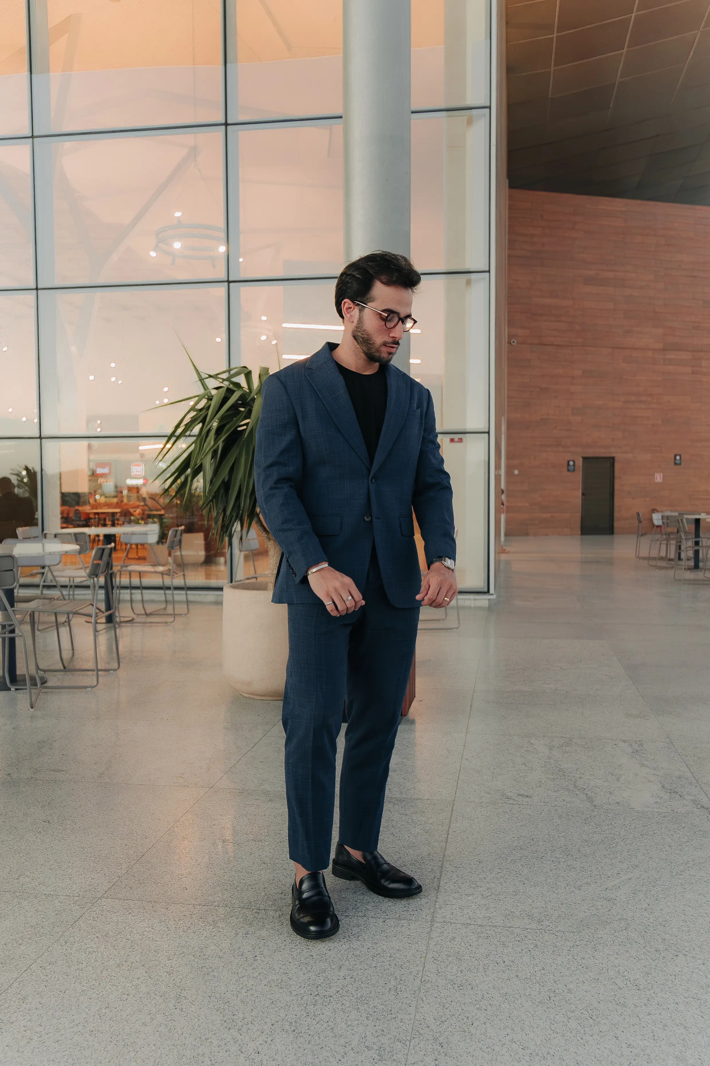 Jader Atila em ambiente corporativo usando terno azul